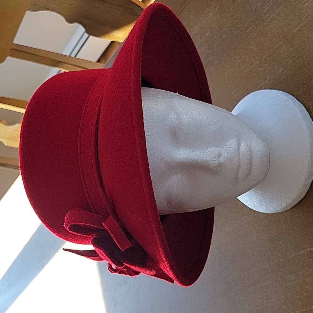 TOUCAN NEW YORK WOOL HAT NEVER WORN.
